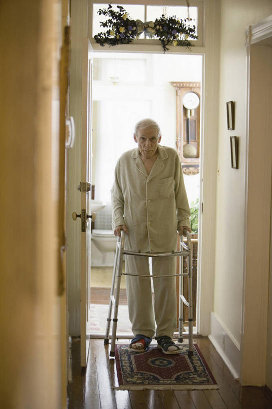 西方人,一个人,站,竖图,室内,白天,正面,窗户,欧洲,欧洲人,仅一个男性,仅一个人,撑,握,睡衣,服装,工具,走道,走廊,过道,注视,玻璃窗,衣服,观察,看,站着,仅一个老年男性,器械,握着,服饰,拐杖,观看,察看,撑着,衣着,穿着,关注,医疗器械,助行器,辅助设备,寝衣,衣饰,老年男性,男人,男性,白种人,站立,彩图,全身,四脚拐杖,助步器