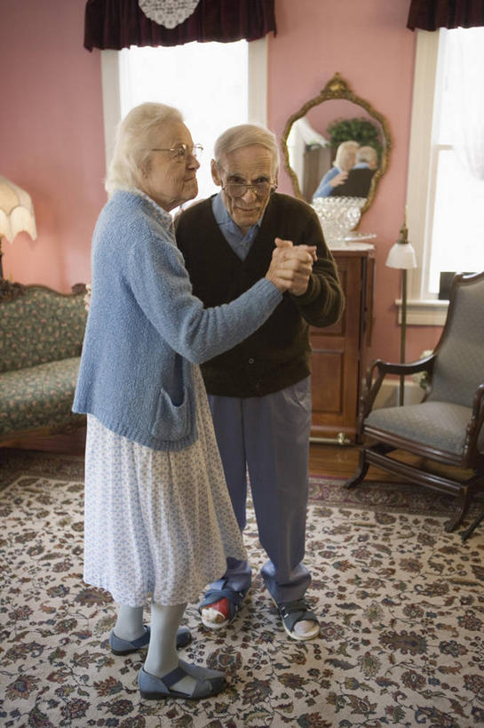 西方人,老年人,两个人,家庭,夫妻,客厅,站,握手,竖图,室内,白天,正面,裙子,爱情,跳舞,窗户,地毯,沙发,欧洲,欧洲人,服装,装饰,编织,眼镜,手工艺品,墙,织物,浪漫,注视,休闲装,长裙,玻璃窗,墙壁,墙面,衣服,粉色,工艺品,观察,看,站着,休闲,温暖,温馨,一家人,休闲服,恩爱,恋人,服饰,观看,老花镜,优雅,半身裙,华丽,修饰,点缀,和睦,察看,起居室,关注,舞姿,布艺沙发,衬托,美观,雅致,雅观,华尔兹,客堂,远视眼镜,圆舞,圆舞曲,老年男性,老年女性,男人,男性,女人,女性,白种人,夫妇,情侣,装饰画,搀手,拉手,手拉手,手握手,站立,彩图,全身,舞蹈,伴侣,融洽