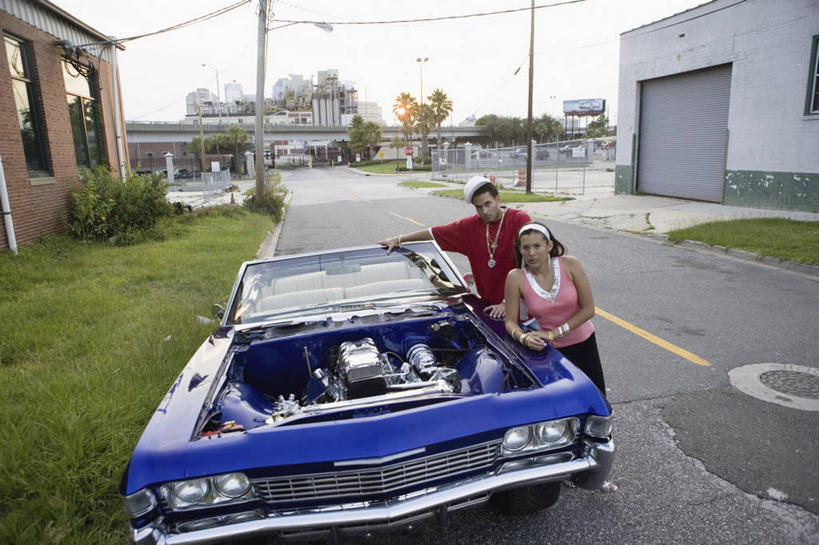 西方人,两个人,家,站,横图,室外,白天,正面,爱情,草地,草坪,植物,道路,路,公路,汽车,欧洲,欧洲人,一辆,服装,装饰,电力,电线,电线杆,盖子,头饰,线,房屋,屋子,公寓,井盖,分界线,电能,停车线,交通,跑车,浪漫,线路,注视,休闲装,洋房,楼房,住宅,车,草,衣服,绿色,发箍,发饰,饰品,交通工具,观察,看,站着,休闲,温暖,温馨,休闲服,恩爱,搭,恋人,服饰,头箍,观看,电,车行道,车行道分界线,华丽,修饰,电源,点缀,和睦,察看,搭着,关注,载具,标线,能量,发卡,敞篷跑车,配饰,车行线,窨井盖,衬托,美观,雅致,雅观,男人,男性,年轻男性,年轻女性,女人,女性,白种人,情侣,马路,站立,彩图,全身,房子,伴侣,融洽