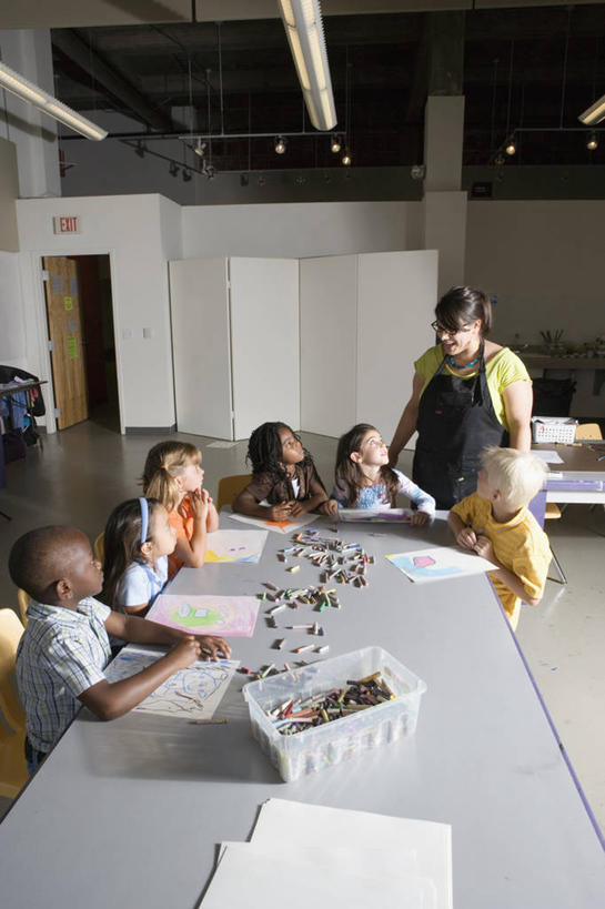 西方人,儿童,伙伴,朋友,教师,学校,站,坐,竖图,室内,白天,正面,友谊,纯洁,桌子,照明,欧洲,非洲,黑人,欧洲人,握,服装,笔,蜡笔,围裙,眼镜,纸,灯光,办公用品,纸张,许多人,教育,拿,拿着,注视,休闲装,书桌,校园,吊灯,灯,文具,小孩,衣服,课桌,学习用品,灯具,低头,观察,看,站着,一群人,幼师,休闲,教室,同学,休闲服,可爱,童年,童趣,握着,幼儿园,服饰,观看,文具用品,照亮,察看,照明设备,校友,关注,学前教育,近视眼镜,童真,烂漫,无邪,同窗,学友,幼稚园,蒙养园,育儿机构,天真,友情,男孩,男人,男性,女孩,女人,女性,白种人,非洲人,孩子,老师,画纸,画画,站立,坐着,半身,彩图,铅画纸,素描纸,幼儿教师,男生,女生