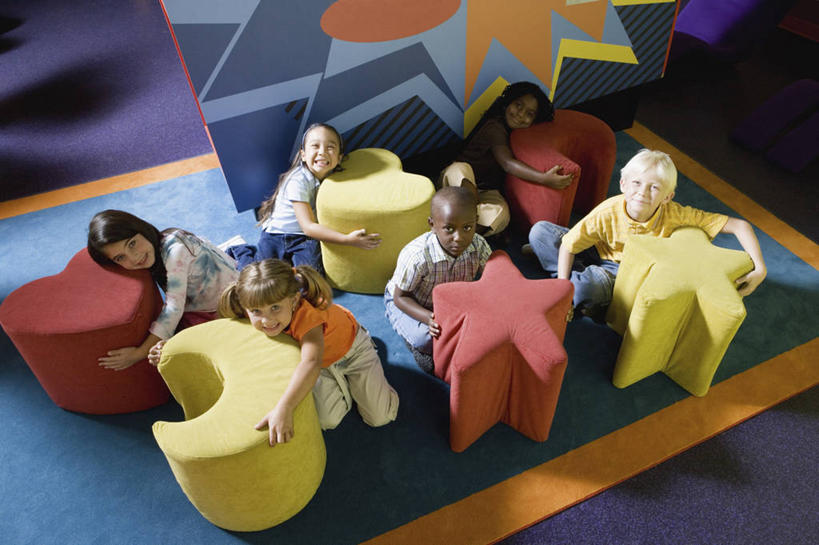 西方人,儿童,伙伴,朋友,学校,坐,抱,笑,微笑,露齿笑,横图,俯视,室内,白天,爱情,友谊,纯洁,地毯,椅子,欧洲,非洲,黑人,欧洲人,弯腰,服装,爱心,装饰,编织,手工艺品,月亮,星星,织物,许多人,浪漫,注视,休闲装,校园,小孩,衣服,工艺品,观察,看,趴着,一群人,休闲,教室,温暖,温馨,心形,星形,同学,休闲服,恩爱,可爱,童年,童趣,服饰,抱着,观看,吧椅,华丽,修饰,点缀,和睦,察看,搂着,校友,关注,五角形,童真,烂漫,无邪,弯身,衬托,美观,雅致,雅观,同窗,学友,吧台椅,酒吧椅,天真,友情,男孩,男人,男性,女孩,女人,女性,白种人,非洲人,孩子,心型,五角星,搂,搂抱,趴,抬头,仰头,坐着,彩图,高角度拍摄,全身,融洽,男生,女生