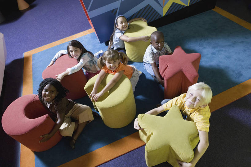 西方人,儿童,伙伴,朋友,学校,坐,抱,笑,微笑,露齿笑,横图,俯视,室内,白天,爱情,友谊,纯洁,地毯,椅子,欧洲,非洲,黑人,欧洲人,弯腰,服装,爱心,装饰,编织,手工艺品,月亮,星星,织物,许多人,浪漫,注视,休闲装,校园,小孩,衣服,工艺品,观察,看,趴着,一群人,休闲,教室,温暖,温馨,心形,星形,同学,休闲服,恩爱,可爱,童年,童趣,服饰,抱着,观看,吧椅,华丽,修饰,点缀,和睦,察看,搂着,校友,关注,五角形,童真,烂漫,无邪,弯身,衬托,美观,雅致,雅观,同窗,学友,吧台椅,酒吧椅,天真,友情,男孩,男人,男性,女孩,女人,女性,白种人,非洲人,孩子,心型,五角星,搂,搂抱,趴,抬头,仰头,坐着,彩图,高角度拍摄,全身,融洽,男生,女生