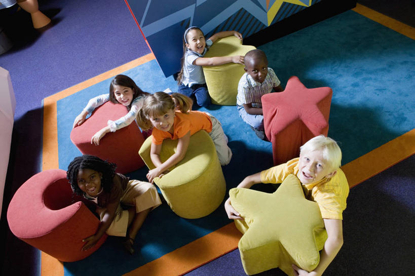 西方人,儿童,伙伴,朋友,学校,坐,抱,笑,微笑,露齿笑,横图,俯视,室内,白天,爱情,友谊,纯洁,地毯,椅子,欧洲,非洲,黑人,欧洲人,弯腰,服装,爱心,装饰,编织,手工艺品,月亮,星星,织物,许多人,浪漫,注视,休闲装,校园,小孩,衣服,工艺品,观察,看,趴着,一群人,休闲,教室,温暖,温馨,心形,星形,同学,休闲服,恩爱,可爱,童年,童趣,服饰,抱着,观看,吧椅,华丽,修饰,点缀,和睦,察看,搂着,校友,关注,五角形,童真,烂漫,无邪,弯身,衬托,美观,雅致,雅观,同窗,学友,吧台椅,酒吧椅,天真,友情,男孩,男人,男性,女孩,女人,女性,白种人,非洲人,孩子,心型,五角星,搂,搂抱,趴,抬头,仰头,坐着,彩图,高角度拍摄,全身,融洽,男生,女生