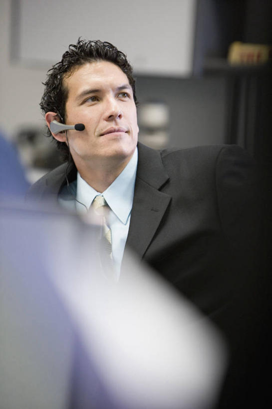 西方人,一个人,商务人士,商务男性,竖图,室内,白天,正面,衬衫,通讯,客服,欧洲,欧洲人,仅一个男性,仅一个人,套装,朦胧,模糊,信息,领带,话务员,扭头,注视,仅一个年轻男性,耳机,耳麦,话筒,观察,看,转头,服务,通信,观看,协调,察看,麦克风,头戴式耳麦,象征,庄重,关注,销售,商务装,身份,工薪阶层,客服人员,电话销售,正式,地位,接待员,客户服务,男人,男性,年轻男性,白种人,白领,接线员,上班族,半身,彩图,衬衣,头戴式耳机