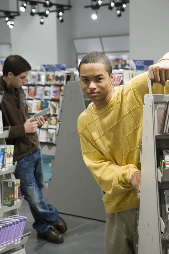 西方人,两个人,伙伴,朋友,图书馆,站,笑,微笑,竖图,室内,白天,正面,友谊,书籍,照明,欧洲,非洲,黑人,欧洲人,一排,握,阴影,服装,整齐,反射,影子,灯光,拿,拿着,注视,休闲装,顶灯,灯,排列,衣服,灯具,书柜,观察,看,站着,休闲,休闲服,书橱,握着,服饰,观看,照亮,察看,影碟机,照明设备,队列,关注,DVD播放器,浏览室,DVD播放机,DVD影碟机,光盘存储器,数字多功能光盘,友情,男人,男性,年轻男性,白种人,非洲人,书,图书,站立,半身,彩图,书库,图书库,阅览室