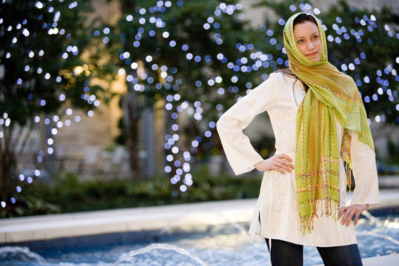 西方人,一个人,站,笑,微笑,横图,室外,白天,正面,树林,植物,照明,欧洲,欧洲人,仅一个年轻女性,仅一个女性,仅一个人,一排,服装,朦胧,模糊,整齐,装饰,头巾,灯光,注视,休闲装,旋转,手叉腰,灯,树,树木,排列,衣服,绿色,自然,灯具,叉腰,观察,看,站着,休闲,休闲服,服饰,生长,成长,观看,华丽,修饰,照亮,点缀,察看,夹克,照明设备,队列,关注,衬托,美观,雅致,雅观,茄克,效果灯,单手叉腰,年轻女性,女人,女性,白种人,站立,半身,彩图