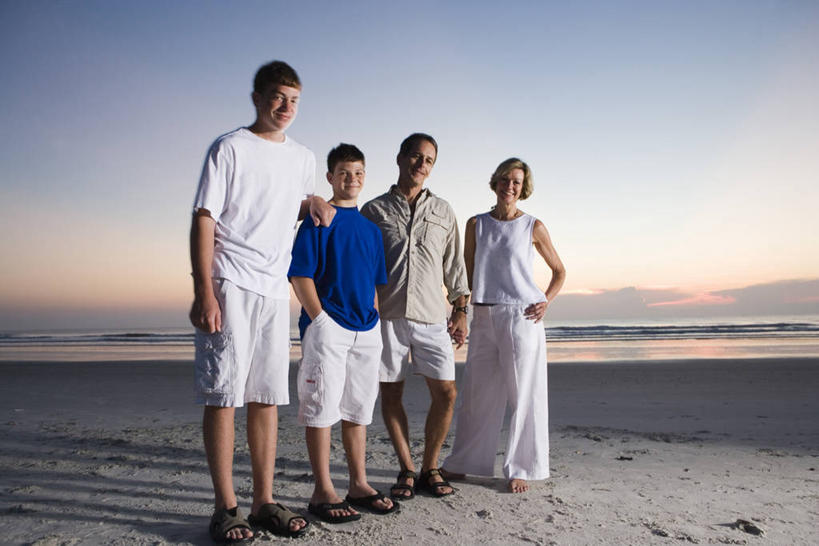 西方人,儿童,中年人,四个人,家庭,夫妻,母亲,父亲,儿子,站,抱,笑,微笑,露齿笑,横图,室外,白天,正面,爱情,纯洁,日出,海浪,海洋,沙滩,太阳,欧洲,欧洲人,一排,阴影,服装,整齐,光线,沙子,影子,海岸,浪花,朝霞,晨曦,黎明,沙地,浪漫,注视,休闲装,手叉腰,排列,小孩,衣服,阳光,海水,叉腰,观察,看,站着,休闲,温暖,温馨,父子,母子,一家人,休闲服,恩爱,父爱,可爱,母爱,童年,童趣,恋人,服饰,抱着,观看,和睦,察看,搂着,双手叉腰,双手插袋,队列,关注,手插袋,海景,童真,烂漫,无邪,双手抄兜,双手放兜,单手叉腰,天真,男孩,男人,男性,年轻男性,女人,女性,中年男性,中年女性,白种人,孩子,夫妇,情侣,大海,风浪,海,海水的波动,海滩,近岸浪,涌浪,朝阳,插兜,怀抱,两手抄兜,两手放兜,搂,搂抱,手插兜,手放口袋,相抱,拥抱,站立,彩图,全身,卯时,破晓,日始,伴侣,融洽,男生,手抄兜