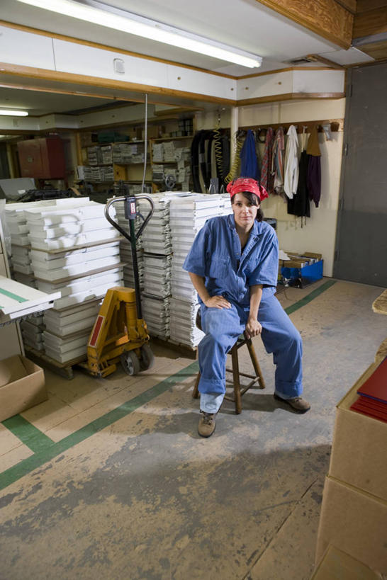 西方人,一个人,坐,笑,微笑,露齿笑,竖图,室内,白天,正面,工作服,制服,安全,技术,建筑,椅子,欧洲,欧洲人,仅一个女性,仅一个人,一堆,撑,握,阴影,堆叠,堆积,光线,眼镜,影子,纸盒,灯光,防护,拿,拿着,注视,设备,盒子,施工,工人,包装盒,观察,看,仅一个中年女性,机械,起重机,握着,观看,堆,护目镜,保护,工程,察看,撑着,关注,保险,保全,周全,安稳,安定,安全防护眼镜,工作制服,滑车,起重滑车,平安,女人,女性,中年女性,白种人,员工,坐着,彩图,全身,工作套服,匠人,劳动者,体力工,防护眼镜