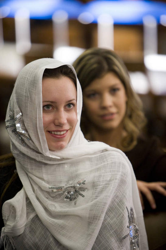 西方人,两个人,伙伴,朋友,图书馆,坐,笑,双手交叉,微笑,露齿笑,竖图,室内,白天,正面,友谊,台灯,照明,欧洲,欧洲人,一排,服装,朦胧,模糊,整齐,头巾,灯光,注视,休闲装,灯,排列,衣服,蓝色,灯具,观察,看,休闲,同学,休闲服,服饰,观看,照亮,察看,照明设备,队列,关注,浏览室,昂首,友情,年轻女性,女人,女性,白种人,十字手,抬头,仰头,坐着,半身,彩图,书库,图书库,阅览室