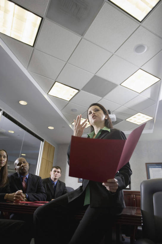 西方人,四个人,同事,商务人士,商务男性,商务女性,会议室,站,坐,笑,双手交叉,微笑,竖图,室内,白天,仰视,衬衫,成功,合作,团队,集体,信心,窗户,家具,桌子,椅子,照明,欧洲,非洲,黑人,欧洲人,握,阴影,套装,光线,笔,材料,档案,文件,影子,办公桌,会议桌,灯光,办公用品,领带,拿,拿着,注视,队伍,顶灯,玻璃窗,灯,文具,会议椅,学习用品,资料,灯具,观察,看,站着,思考,握着,观看,办公椅,文具用品,照亮,察看,领导,象征,庄重,照明设备,成就,关注,文档,商务装,身份,合伙,领袖,工薪阶层,签字笔,办公家具,正式,地位,商务椅,培训椅,思虑,男人,男性,年轻男性,女人,女性,中年男性,中年女性,白种人,非洲人,白领,上班族,十字手,站立,坐着,半身,彩图,低角度拍摄,衬衣