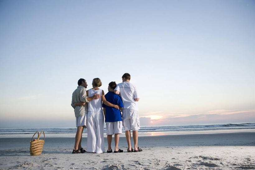 西方人,儿童,中年人,四个人,家庭,夫妻,母亲,父亲,儿子,站,抱,横图,室外,白天,爱情,纯洁,日出,海浪,海洋,沙滩,太阳,欧洲,欧洲人,一排,服装,整齐,篮子,沙子,塑料,海岸,浪花,水平线,辽阔,朝霞,晨曦,海平线,黎明,沙地,浪漫,扭头,注视,休闲装,排列,小孩,背面,衣服,蓝色,蓝天,天空,阳光,海水,容器,塑料制品,天,观察,看,站着,转头,休闲,广阔,温暖,温馨,父子,母子,一家人,休闲服,恩爱,父爱,可爱,母爱,童年,童趣,恋人,服饰,晴朗,抱着,观看,储藏,一望无际,和睦,察看,搂着,储存,队列,关注,海景,童真,烂漫,无邪,万里无云,无边无际,一马平川,天真,男孩,男人,男性,年轻男性,女人,女性,中年男性,中年女性,白种人,孩子,夫妇,情侣,大海,风浪,海,海水的波动,海滩,近岸浪,涌浪,朝阳,晴空,晴空万里,怀抱,搂,搂抱,相抱,拥抱,站立,彩图,全身,卯时,破晓,日始,伴侣,融洽,水天相接,水天一线,贮存,男生