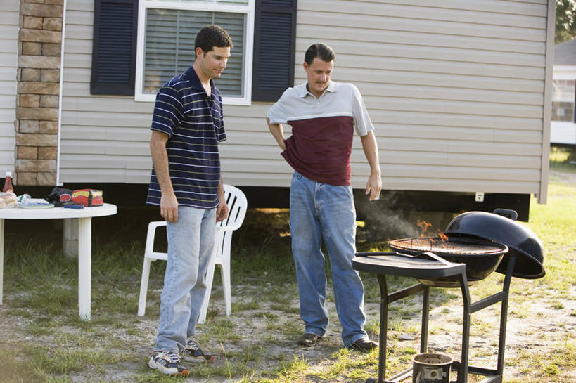 西方人,两个人,邻居,伙伴,朋友,家,站,笑,微笑,露齿笑,横图,室外,白天,正面,烹饪,友谊,草地,草坪,植物,餐桌,窗户,桌子,厨具,椅子,欧洲,欧洲人,阴影,服装,光线,电器,烤炉,烤箱,影子,房屋,屋子,注视,休闲装,手叉腰,楼房,玻璃窗,住宅,草,树,树木,衣服,绿色,阳光,自然,叉腰,观察,看,站着,休闲,休闲服,服饰,生长,成长,餐台,观看,察看,家电,家用电器,关注,炊具,烹饪用具,单手叉腰,友情,男人,男性,年轻男性,中年男性,白种人,烹调用具,烹调,站立,彩图,全身,房子,小家电