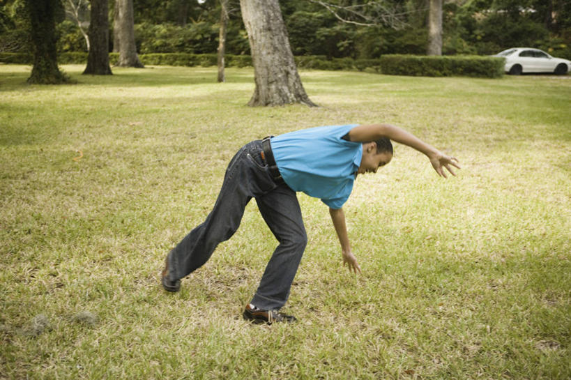 西方人,儿童,一个人,站,跳,笑,微笑,露齿笑,横图,室外,白天,侧面,锻炼,纯洁,运动,草地,草坪,树林,植物,汽车,欧洲,非洲,黑人,欧洲人,仅一个男性,仅一个人,一辆,翻,弯腰,阴影,服装,裤子,光线,影子,注视,牛仔裤,休闲装,车,草,树,树木,小孩,衣服,绿色,阳光,自然,交通工具,轿车,低头,观察,看,站着,仅一个小孩,休闲,休闲服,可爱,童年,童趣,服饰,生长,成长,观看,察看,关注,载具,童真,烂漫,无邪,弯身,侧手翻,体育,天真,男孩,男人,男性,非洲人,孩子,站立,彩图,全身,健身,转体,男生