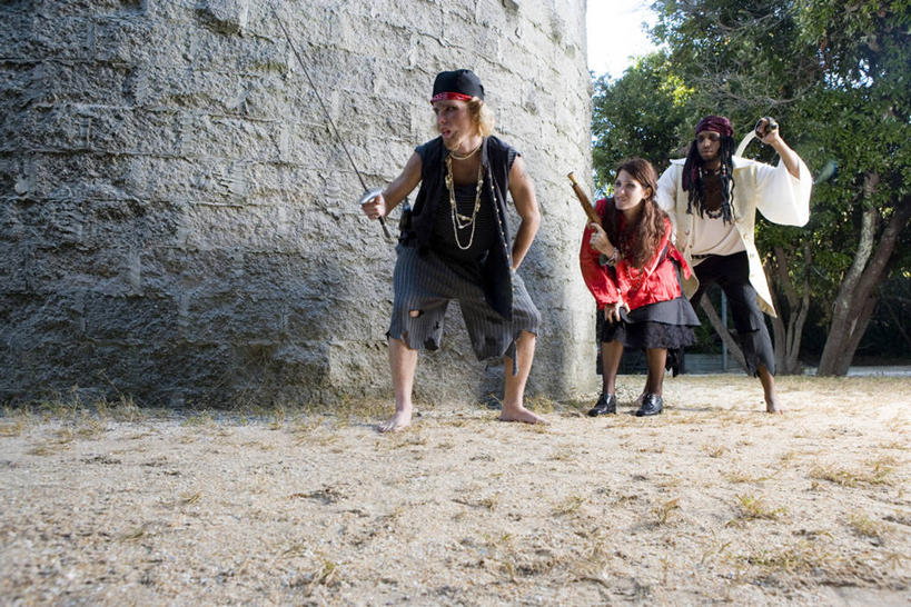 西方人,三个人,伙伴,朋友,站,举,横图,室外,白天,正面,友谊,竞争,建材,植物,建筑,项链,欧洲,欧洲人,对抗,弯腰,握,阴影,服装,冲突,光线,材料,枪支,头巾,影子,砖,砖块,墙,泥土,土壤,刀具,注视,破坏,墙壁,墙面,装饰品,树,树木,衣服,绿色,阳光,自然,饰品,首饰,刀,观察,看,托,站着,武器,砖头,战争,握着,建造,服饰,手枪,生长,成长,观看,损坏,察看,剑,攻击,威胁,衣着,穿着,对立,关注,矛盾,兵器,防御,表演服,枪械,演出服,红壤,弹夹,敌对,挫败,斗争,抗拒,抗衡,弯身,杀伤,威慑,衣饰,子弹夹,道具服,危险,友情,男人,男性,年轻男性,年轻女性,女人,女性,白种人,石料,红土,举起,举手,举着,向上举,向上伸,向上托,站立,彩图,全身,砌墙砖,匕首