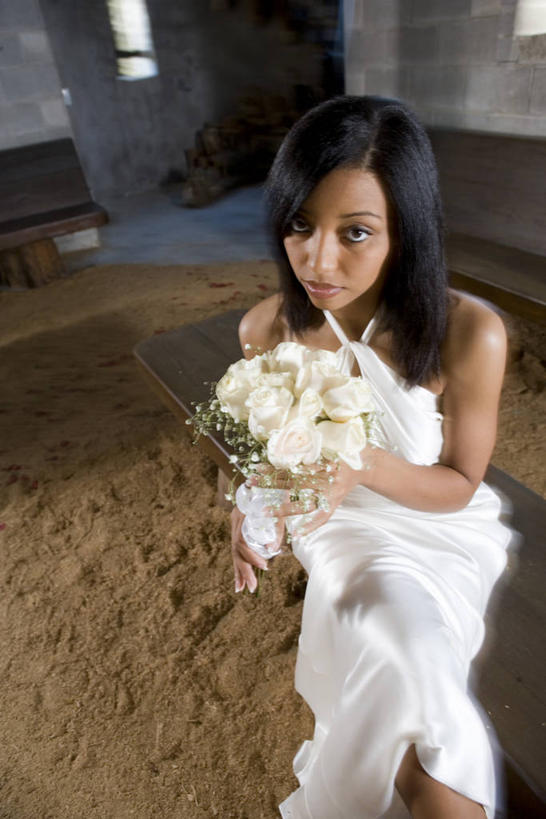 西方人,一个人,新娘,坐,竖图,俯视,室内,白天,婚纱,婚礼,快乐,欧洲,非洲,黑人,欧洲人,仅一个年轻女性,仅一个女性,仅一个人,握,阴影,朦胧,模糊,庆祝,盛开,反射,木制,板凳,影子,凳子,墙,泥土,土壤,结婚,二郎腿,花蕾,注视,墙壁,墙面,花,花瓣,花朵,鲜花,白色,灰色,木制品,花苞,花蕊,观察,看,一束,喜庆,握着,观看,纪念,察看,关注,红壤,年轻女性,女人,女性,非洲人,红土,坐着,半身,彩图,高角度拍摄,婚礼服,礼服,高兴