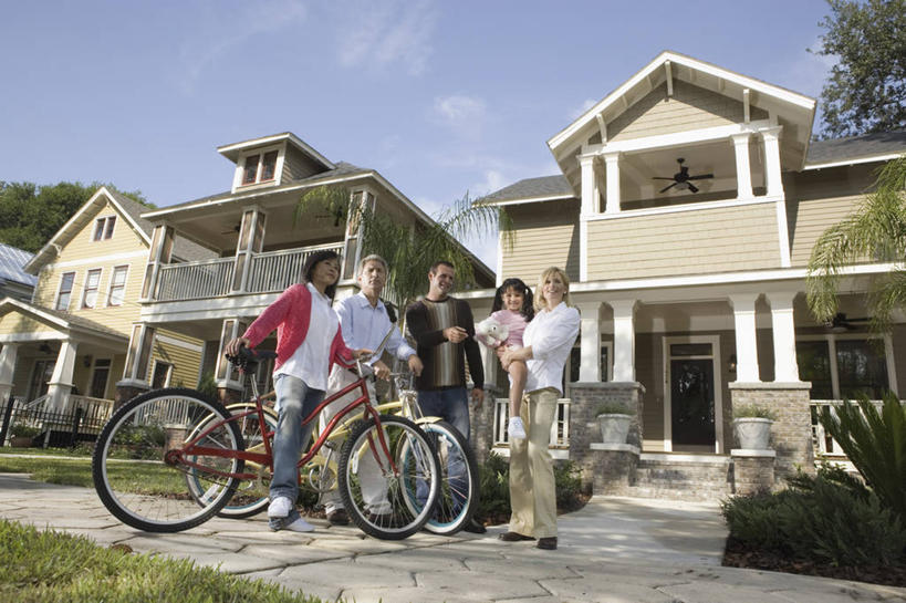 西方人,儿童,中年人,家庭,夫妻,母亲,父亲,女儿,邻居,家,站,抱,横图,室外,白天,仰视,鞋,爱情,游戏,纯洁,植物,别墅,道路,路,自行车,玩具,鞋子,欧洲,欧洲人,两辆,五个人,握,指,阴影,服装,裤子,光线,影子,房屋,屋子,云,云朵,公寓,小路,皮革,交通,许多人,浪漫,玩,云彩,注视,指点,牛仔裤,休闲装,娱乐,洋房,楼房,住宅,车,脚踏车,树,树木,一个,小孩,衣服,蓝色,绿色,白云,蓝天,天空,阳光,自然,交通工具,天,观察,看,站着,一群人,休闲,温暖,温馨,父女,母女,一家人,休闲服,恩爱,父爱,可爱,母爱,童年,童趣,益智,搭,握着,恋人,服饰,生长,晴朗,单个,成长,抱着,观看,活动,和睦,察看,搂着,指向,搭着,发泄,关注,消遣,智力,载具,童真,烂漫,无邪,宣泄,天真,老年男性,男人,男性,女孩,女人,女性,中年男性,中年女性,白种人,孩子,夫妇,情侣,晴空,怀抱,搂,搂抱,玩耍,嬉戏,相抱,拥抱,站立,彩图,低角度拍摄,全身,皮鞋,房子,邻人,伴侣,融洽,女生