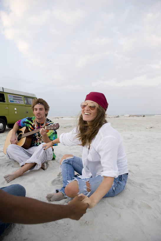 西方人,背部,三个人,伙伴,朋友,坐,笑,盘腿,微笑,露齿笑,竖图,室外,白天,正面,友谊,沙滩,汽车,欧洲,欧洲人,握,阴影,服装,裤子,光线,沙子,影子,海岸,云,云朵,吉他,乐器,弦乐器,沙地,云彩,注视,牛仔裤,休闲装,光脚,车,衣服,蓝色,白云,蓝天,天空,阳光,交通工具,轿车,天,观察,看,休闲,赤脚,休闲服,弹琴,握着,服饰,晴朗,观看,察看,关注,载具,弹拨弦鸣乐器,奏琴,抚琴,友情,男人,男性,年轻男性,年轻女性,女人,女性,白种人,海滩,晴空,盘腿而坐,盘膝,盘着腿的,盘着腿坐,双腿交叉,坐着,半身,彩图,弹拨弦乐器