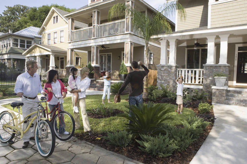 西方人,儿童,中年人,背部,家庭,夫妻,母亲,父亲,女儿,儿子,邻居,家,站,举,抱,笑,微笑,露齿笑,横图,室外,白天,正面,衬衫,爱情,锻炼,游戏,纯洁,运动,棒球,垒球,草地,草坪,植物,别墅,道路,路,自行车,玩具,欧洲,欧洲人,两辆,握,阴影,服装,裤子,光线,棒球手套,影子,房屋,屋子,公寓,小路,交通,许多人,浪漫,玩,注视,牛仔裤,休闲装,娱乐,洋房,楼房,住宅,车,脚踏车,球,草,树,树木,小孩,衣服,蓝色,绿色,蓝天,天空,阳光,自然,手套,交通工具,天,观察,看,托,站着,一群人,休闲,温暖,温馨,父女,父子,母女,母子,一家人,休闲服,恩爱,父爱,可爱,母爱,童年,童趣,益智,握着,恋人,服饰,生长,晴朗,成长,抱着,观看,活动,和睦,察看,搂着,发泄,关注,消遣,智力,载具,童真,烂漫,无邪,万里无云,宣泄,体育,天真,老年男性,男孩,男人,男性,女孩,女人,女性,中年男性,中年女性,白种人,孩子,夫妇,情侣,晴空,晴空万里,怀抱,举起,举手,举着,搂,搂抱,玩耍,嬉戏,相抱,向上举,向上伸,向上托,拥抱,站立,彩图,全身,衬衣,健身,房子,邻人,伴侣,融洽,男生,女生