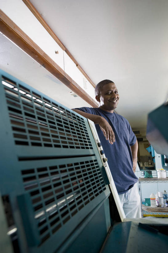 西方人,一个人,技术人员,工厂,站,笑,微笑,露齿笑,竖图,室内,白天,仰视,工作服,制服,车间,机器,天花板,欧洲,欧洲人,仅一个男性,仅一个人,仅一个中年男性,印刷,注视,设备,工人,观察,看,靠,靠着,倚靠,站着,机械,搭,观看,察看,倚着,搭着,关注,印刷机,工作制服,男人,男性,中年男性,白种人,员工,技术员,站立,半身,彩图,低角度拍摄,工作套服,制造厂,印刷设备,匠人,劳动者,体力工,技工