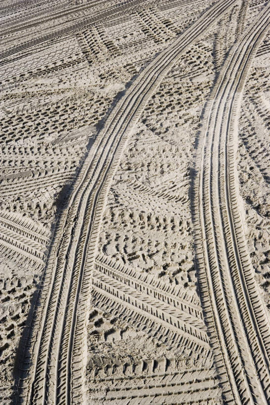 无人,竖图,俯视,室外,特写,白天,沙滩,曲折,弯曲,纹路,沙子,纹理,海岸,沙地,痕迹,蜿蜒,肌理,陈迹,海滩,彩图,高角度拍摄,胎印,轮胎印