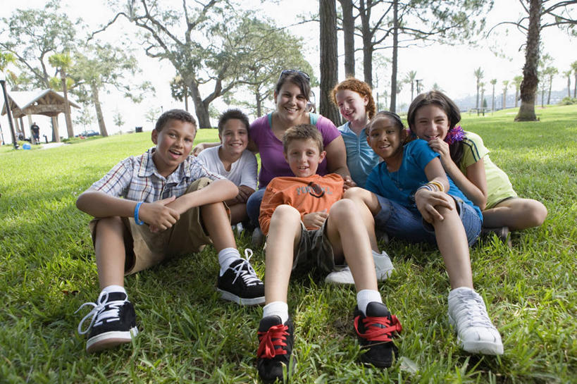 西方人,儿童,伙伴,朋友,学生,教师,家,坐,躺,笑,微笑,露齿笑,横图,室外,白天,正面,友谊,草地,草坪,植物,欧洲,非洲,黑人,欧洲人,阴影,服装,光线,影子,房屋,屋子,许多人,扭头,注视,休闲装,楼房,住宅,草,树,树木,小孩,衣服,绿色,阳光,自然,观察,看,靠,靠着,倚靠,转头,一群人,幼师,休闲,休闲服,服饰,生长,成长,观看,察看,倚着,关注,门生,卧着,友情,男孩,男人,男性,年轻女性,女孩,女人,女性,白种人,非洲人,老师,躺着,卧,坐着,彩图,全身,房子,幼儿教师,男生,女生