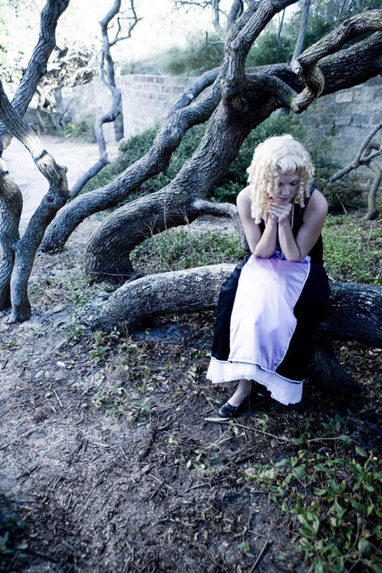 西方人,一个人,坐,竖图,室外,白天,正面,晚礼服,植物,欧洲,欧洲人,仅一个年轻女性,仅一个女性,仅一个人,撑,阴影,节日,庆祝,光线,影子,枝条,地面,托腮,注视,文化,树,树木,树枝,阳光,低头,观察,看,托,庆典,万圣节,观看,纪念,悲伤,察看,关注,托下巴,哀痛,虬枝,枝杈,哀思,双手托腮,年轻女性,女人,女性,白种人,坐着,彩图,全身,晚宴服,舞会服,洋服,洋装,夜礼服