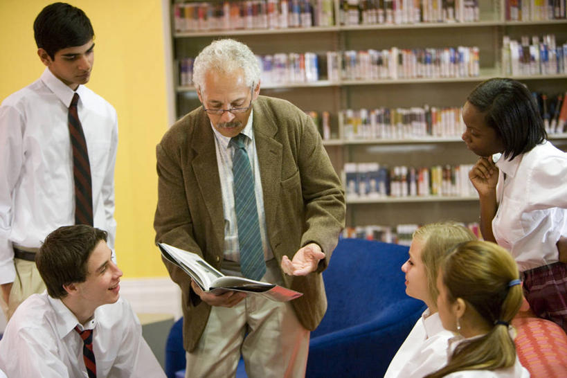 西方人,儿童,伙伴,朋友,学生,教师,图书馆,站,坐,横图,室内,白天,正面,制服,友谊,纯洁,沙发,书籍,欧洲,欧洲人,撑,弯腰,握,服装,眼镜,墙,许多人,拿,拿着,扭头,托腮,注视,墙壁,墙面,小孩,书柜,观察,看,托,站着,转头,一群人,同学,校服,书橱,可爱,童年,童趣,握着,观看,老花镜,察看,校友,关注,托下巴,布艺沙发,童真,烂漫,无邪,浏览室,学生服,弯身,同窗,学友,远视眼镜,门生,单手托腮,天真,友情,老年男性,男孩,男人,男性,年轻男性,年轻女性,女孩,女人,女性,白种人,讲师,教授,老师,书,图书,抬头,仰头,站立,坐着,半身,彩图,书库,图书库,阅览室,男生,女生