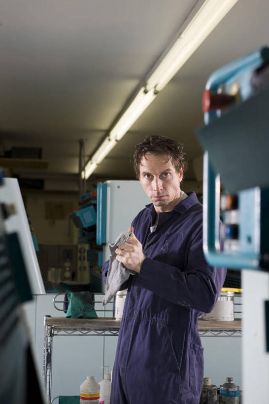 西方人,一个人,技术人员,站,竖图,室内,白天,侧面,工作服,制服,机器,天花板,纺织品,照明,欧洲,欧洲人,仅一个男性,仅一个人,仅一个中年男性,握,布,灯光,织物,拿,拿着,扭头,注视,抹布,顶灯,灯,工人,灯具,观察,看,站着,转头,机械,握着,观看,照亮,察看,照明设备,关注,工作制服,男人,男性,中年男性,白种人,员工,技术员,站立,半身,彩图,工作套服,匠人,劳动者,体力工,技工