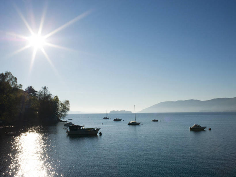 无人,横图,室外,白天,正面,旅游,度假,海浪,海洋,美景,山,山脉,太阳,植物,船,意大利,欧洲,许多,阴影,光线,影子,景观,浪花,山峰,木船,山峦,娱乐,树,树木,蓝色,绿色,蓝天,天空,阳光,自然,海水,交通工具,群山,天,享受,休闲,景色,放松,生长,晴朗,成长,舟,南欧,自然风光,载具,海景,万里无云,意大利共和国,马焦雷湖,大海,风浪,海,海水的波动,近岸浪,涌浪,晴空,晴空万里,彩图,镜头光晕,透镜闪耀,眩光