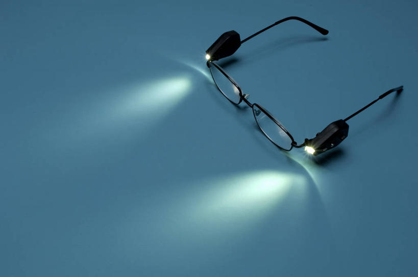 无人,横图,俯视,室内,特写,白天,静物,照明,阴影,蓝色背景,反射,眼镜,影子,灯光,灯,一个,灯具,射灯,摄影,影棚,单个,照亮,照明设备,彩图,高角度拍摄,影棚拍摄,拍摄