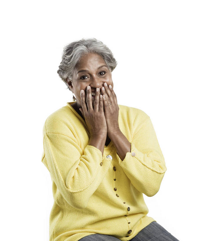 西方人,一个人,坐,举,笑,微笑,露齿笑,竖图,室内,白天,白色背景,正面,欧洲,欧洲人,仅一个女性,仅一个人,服装,注视,休闲装,装饰品,衣服,黄色,耳环,饰品,首饰,观察,看,托,休闲,休闲服,遮,遮掩,摄影,服饰,仅一个老年女性,影棚,观看,察看,掩盖,遮挡,关注,遮盖,掩饰,耳饰,害臊,含羞,怕羞,害羞,老年女性,女人,女性,白种人,举起,举手,举着,向上举,向上伸,向上托,坐着,半身,彩图,影棚拍摄,拍摄