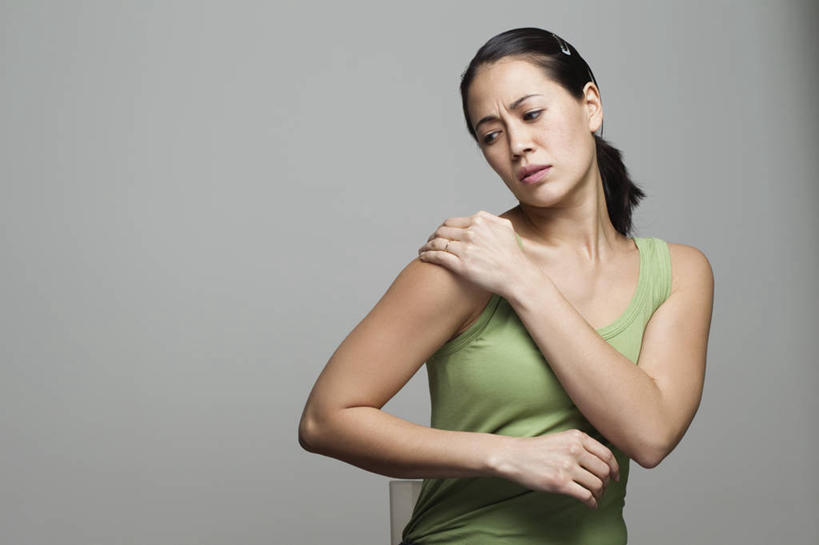 东方人,一个人,站,摸,横图,室内,白天,正面,亚洲,仅一个年轻女性,仅一个女性,仅一个人,抚摸,灰色背景,服装,背心,扭头,注视,黄种人,衣服,绿色,低头,观察,看,站着,转头,疲倦,摄影,服饰,影棚,观看,察看,疲劳,疲惫,衣着,穿着,关注,失落,痛,疼,疲乏,衣饰,年轻女性,女人,女性,亚洲人,触摸,接触,站立,半身,彩图,影棚拍摄,拍摄