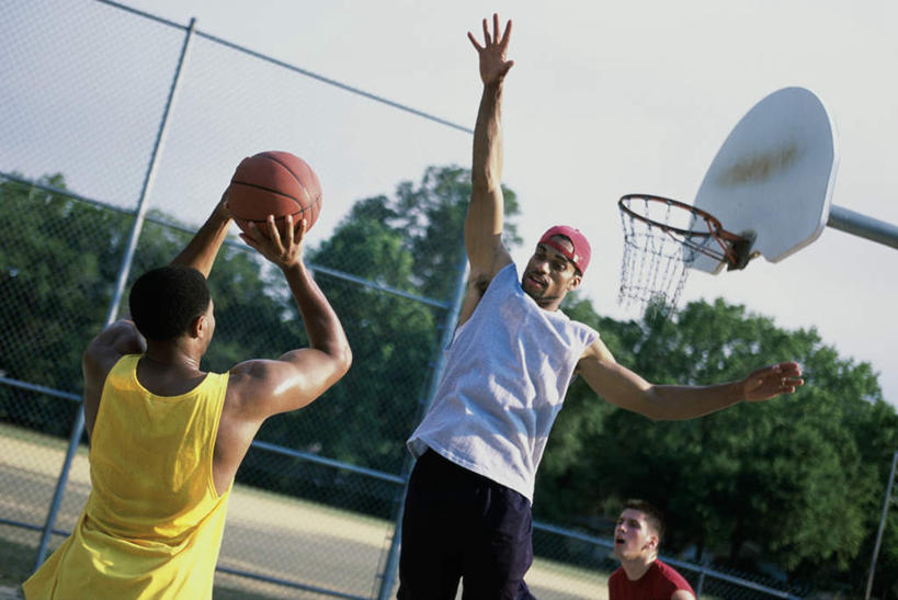 西方人,三个人,运动员,栏杆,跳,举,伸展双臂,横图,室外,白天,仰视,运动服,锻炼,成功,运动,合作,团队,集体,信心,篮球,植物,欧洲,非洲,黑人,欧洲人,握,阴影,服装,光线,篮球框,影子,栅栏,篱笆,围栏,篮球装备,半空,速度,拿,篮球运动员,拿着,注视,运动器械,队伍,护栏,树,树木,衣服,蓝色,绿色,蓝天,天空,阳光,自然,天,观察,看,托,健身器械,篮球网,力量,平衡,握着,服饰,生长,晴朗,成长,观看,协调,察看,衣着,成就,穿着,关注,健身器材,灵敏,合伙,篮球运动,柔韧,万里无云,篮球板,耐力,衣饰,体育,男人,男性,年轻男性,白种人,非洲人,晴空,晴空万里,体育运动员,运动选手,敞开双臂,举起,举手,举着,伸开双臂,跳跃,向上举,向上伸,向上托,展开双肩,张开手臂,张开双臂,半身,彩图,低角度拍摄,健身,运动器材,运动装