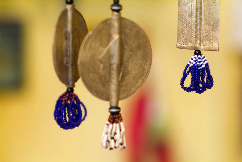 无人,横图,室内,特写,白天,正面,爱情,奢侈,静物,珠宝,吊挂,悬挂,朦胧,模糊,金属,人偶,玩偶,挂,黄金,昂贵,贵重,诅咒,坚定,信念,巫毒娃娃,邪恶,贵金属,约定,巫术,宝贵,巫毒人偶,巫术娃娃,彩图,金子