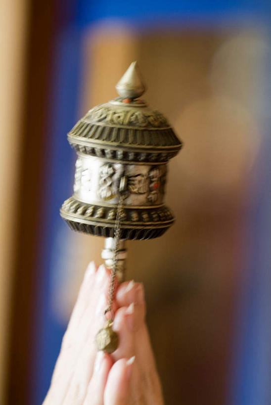 西方人,手,一个人,竖图,室外,特写,白天,正面,欧洲,欧洲人,双手,仅一个年轻女性,仅一个女性,仅一个人,朦胧,模糊,祝福,虔诚,一个,祈祷,双手合十,手部,单个,感谢,合掌,转经筒,转经轮,合十礼,合掌礼,合十,莲华合掌,感恩,玛尼轮,年轻女性,女人,女性,白种人,半身,彩图