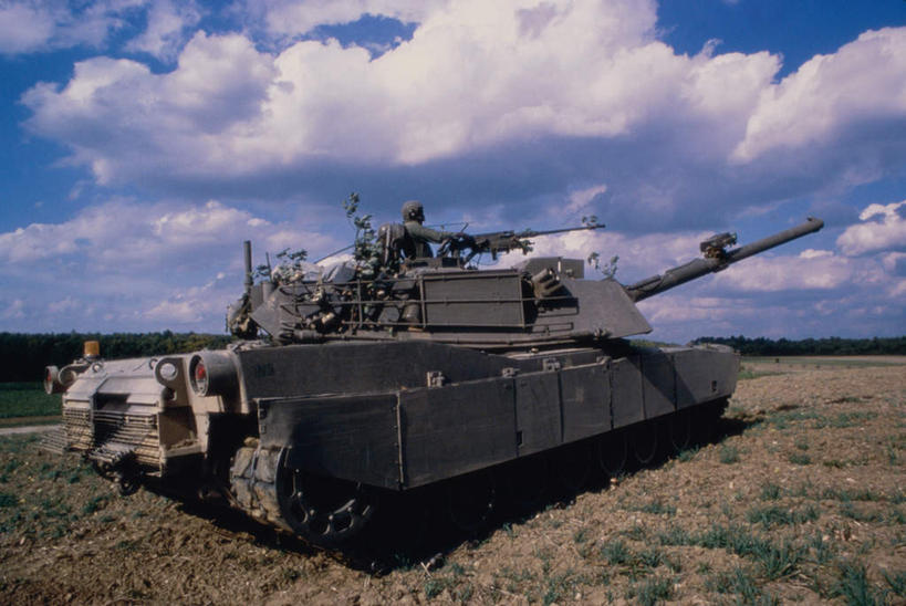 西方人,一个人,站,横图,室外,白天,侧面,制服,竞争,草地,沙漠,植物,帽子,欧洲,美国,欧洲人,仅一个男性,仅一个人,士兵,对抗,阴影,冲突,光线,头盔,影子,云,云朵,云彩,破坏,草,仅一个年轻男性,衣服,蓝色,绿色,白云,蓝天,天空,阳光,安全帽,天,站着,炮,武器,战争,晴朗,军人,损坏,北美,军装,北美洲,攻击,威胁,对立,矛盾,兵器,美洲,军服,防御,装甲车,坦克,陆军,美军,履带车,艾布拉姆坦克,M1坦克,M1艾布拉姆坦克,敌对,挫败,斗争,抗拒,抗衡,北亚美利加洲,亚美利加洲,杀伤,威慑,兵士,危险,男人,男性,年轻男性,白种人,大漠,砂漠,晴空,站立,彩图,全身