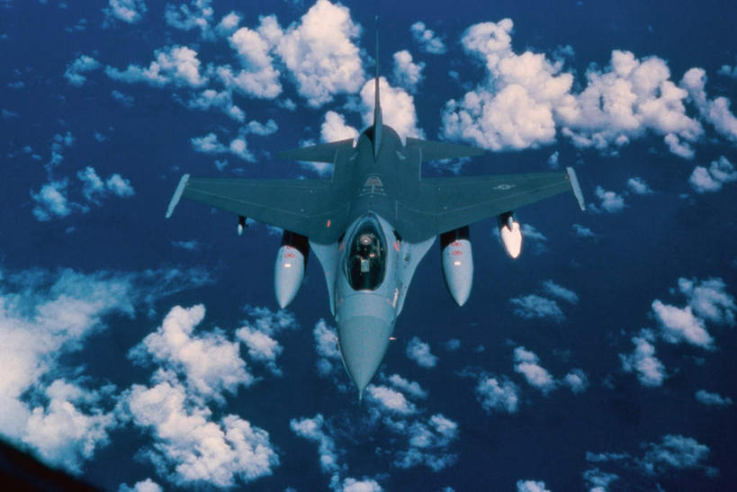 西方人,一个人,飞行员,坐,横图,俯视,航拍,室外,白天,工作服,制服,机器,火箭,高科技,科技,飞机,帽子,欧洲,美国,欧洲人,仅一个男性,仅一个人,飞翔,阴影,飞行,光线,科学,头盔,影子,云,云朵,翱翔,云彩,注视,飞,仅一个年轻男性,蓝色,白云,蓝天,天空,阳光,安全帽,天,观察,看,发动机,机械,工业,空军,一架,晴朗,观看,战斗机,察看,北美,发射器,北美洲,鸟瞰,关注,美洲,导弹,炮弹,军用机,弹道导弹,军方,军工业,美军,军用战斗机,战隼战斗机,国防,F-16战斗机,F-16战隼战斗机,北亚美利加洲,亚美利加洲,工作制服,飞机发动机,航空发动机,男人,男性,年轻男性,白种人,飞行人员,晴空,坐着,彩图,高角度拍摄,全身,工作套服