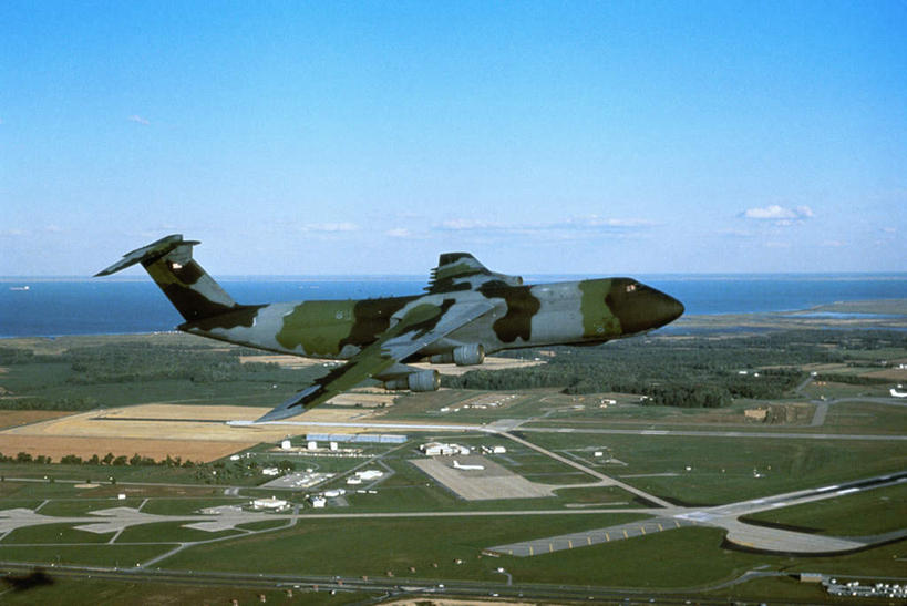 无人,农田,横图,室外,白天,正面,庄稼,农作物,机器,草地,草坪,植物,道路,飞机,路,美国,飞翔,阴影,飞行,光线,影子,云,云朵,小路,交通,翱翔,云彩,飞,草,树,树木,蓝色,绿色,白云,蓝天,天空,阳光,自然,天,发动机,机械,空军,乡间小路,一架,生长,晴朗,成长,战斗机,北美,北美洲,美洲,军用机,美军,军用战斗机,攻击机,北亚美利加洲,亚美利加洲,飞机发动机,航空发动机,晴空,彩图,耕地,庄稼田,A-7海盗二式攻击机