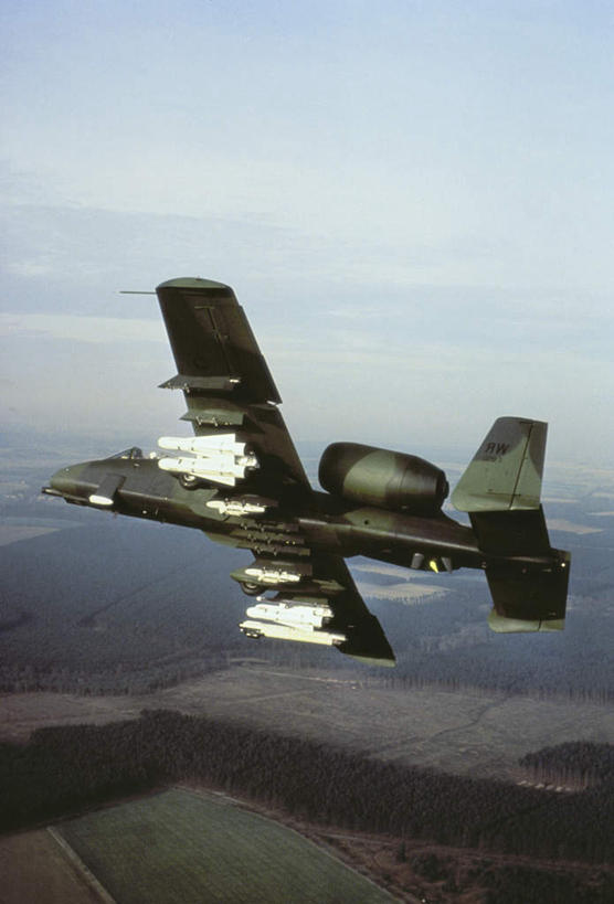 无人,农田,竖图,俯视,航拍,室外,白天,庄稼,农作物,机器,草地,草坪,植物,飞机,美国,飞翔,阴影,飞行,光线,影子,云,云朵,翱翔,云彩,飞,草,蓝色,绿色,白云,蓝天,天空,阳光,天,发动机,机械,空军,一架,晴朗,战斗机,北美,北美洲,鸟瞰,美洲,军用机,美军,军用战斗机,攻击机,北亚美利加洲,亚美利加洲,飞机发动机,航空发动机,晴空,彩图,高角度拍摄,耕地,庄稼田,A-10雷电二式攻击机