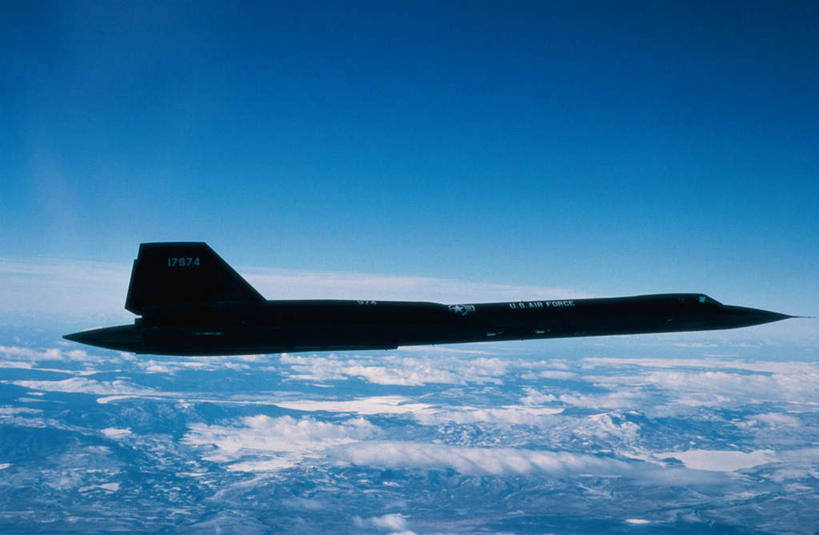 无人,农田,横图,室外,白天,正面,庄稼,农作物,机器,草地,草坪,植物,飞机,美国,飞翔,阴影,飞行,光线,影子,云,云朵,翱翔,云彩,飞,草,树,树木,蓝色,绿色,白云,蓝天,天空,阳光,自然,天,发动机,机械,空军,一架,生长,晴朗,成长,北美,北美洲,美洲,军用机,美军,军用战斗机,侦察机,黑鸟侦察机,喷气式飞机,SR-71A黑鸟超音速侦察机,SR-71黑鸟战略侦察机,北亚美利加洲,亚美利加洲,飞机发动机,航空发动机,晴空,彩图,耕地,庄稼田