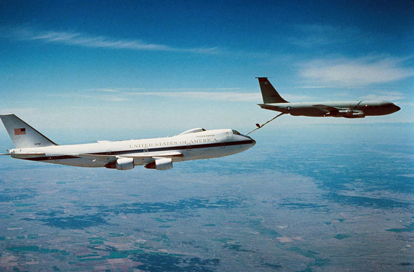 无人,横图,室外,白天,正面,机器,草地,草坪,植物,飞机,美国,飞翔,阴影,飞行,光线,影子,云,云朵,翱翔,云彩,飞,草,树,树木,蓝色,绿色,白云,蓝天,天空,阳光,自然,天,发动机,机械,空军,生长,晴朗,成长,战斗机,北美,北美洲,美洲,军用机,加油机,美军,军用战斗机,两架,北亚美利加洲,亚美利加洲,飞机发动机,航空发动机,晴空,彩图,E-4B空中指挥机