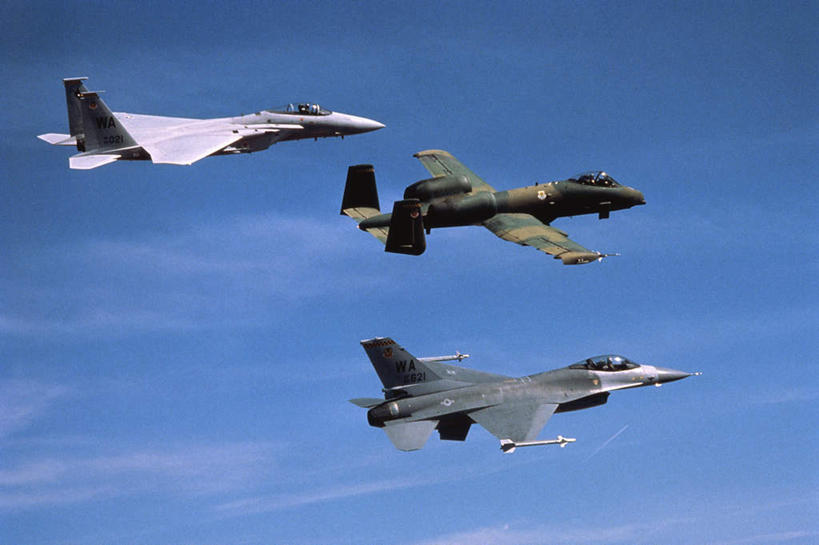 无人,横图,室外,白天,正面,机器,火箭,高科技,科技,飞机,美国,一排,飞翔,阴影,整齐,并列,并排,飞行,光线,科学,影子,云,云朵,翱翔,云彩,飞,排列,蓝色,白云,蓝天,天空,阳光,天,发动机,机械,工业,空军,晴朗,战斗机,北美,发射器,北美洲,队列,美洲,平行,导弹,炮弹,军用机,弹道导弹,军方,军工业,美军,军用战斗机,麦克唐纳.道格拉斯,鹰式战斗机,三架,国防,F-15鹰式战斗机,北亚美利加洲,亚美利加洲,飞机发动机,航空发动机,晴空,彩图