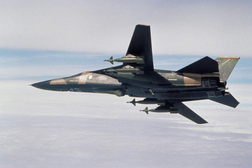 无人,横图,室外,白天,正面,机器,火箭,高科技,科技,飞机,美国,飞翔,阴影,飞行,光线,科学,影子,翱翔,飞,蓝色,蓝天,天空,阳光,天,发动机,机械,工业,空军,一架,晴朗,战斗机,北美,发射器,北美洲,美洲,导弹,轰炸机,炮弹,弹道导弹,军方,军工业,美军,通用公司,军用战斗机,土豚战斗轰炸机,国防,万里无云,F-111土豚战斗轰炸机,北亚美利加洲,亚美利加洲,飞机发动机,航空发动机,晴空,晴空万里,彩图