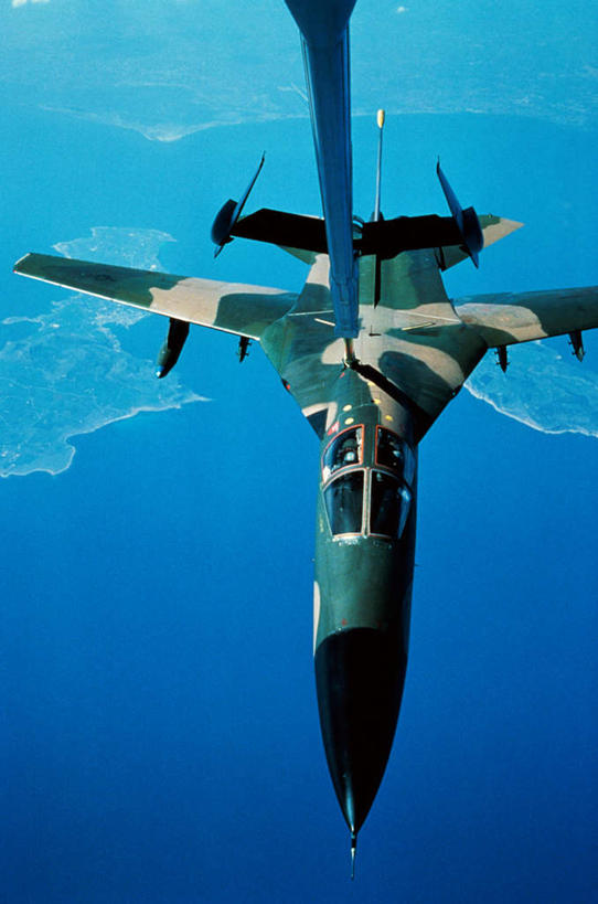 无人,竖图,俯视,航拍,室外,白天,机器,火箭,高科技,科技,海浪,海洋,飞机,美国,飞翔,阴影,飞行,光线,科学,影子,浪花,翱翔,飞,蓝色,蓝天,天空,阳光,海水,天,发动机,机械,工业,空军,一架,晴朗,战斗机,北美,发射器,北美洲,鸟瞰,美洲,海景,导弹,轰炸机,炮弹,弹道导弹,军方,军工业,美军,通用公司,军用战斗机,土豚战斗轰炸机,国防,万里无云,F-111土豚战斗轰炸机,北亚美利加洲,亚美利加洲,飞机发动机,航空发动机,大海,风浪,海,海水的波动,近岸浪,涌浪,晴空,晴空万里,彩图,高角度拍摄