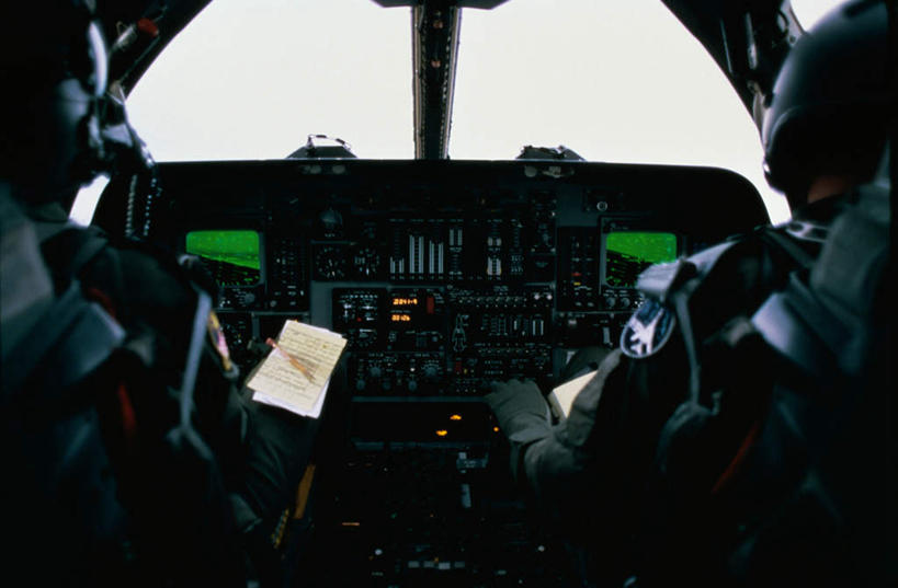 西方人,两个人,伙伴,朋友,飞行员,坐,横图,室内,白天,工作服,制服,友谊,合作,团队,飞机,帽子,欧洲,美国,欧洲人,标志,数字,头盔,文字,字符,指针,注视,标识,背面,安全帽,观察,看,战略,阿拉伯数字,空军,观看,操纵,战斗机,察看,操作,北美,北美洲,关注,美洲,驾驭,仪表盘,利用,轰炸机,军用机,美军,军用战斗机,北亚美利加洲,亚美利加洲,联合,合谋,把持,支配,工作制服,配合,协作,男人,男性,年轻男性,白种人,飞行人员,坐着,半身,彩图,工作套服,B-1B枪骑兵战略轰炸机