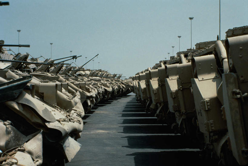 无人,横图,室外,白天,正面,美国,一排,许多,阴影,整齐,并列,并排,光线,影子,很多,排列,蓝色,蓝天,天空,阳光,天,武器,晴朗,北美,北美洲,队列,美洲,平行,装甲车,坦克,陆军,美军,履带车,布拉德利坦克,M3坦克,M3布拉德利坦克,万里无云,北亚美利加洲,亚美利加洲,晴空,晴空万里,彩图