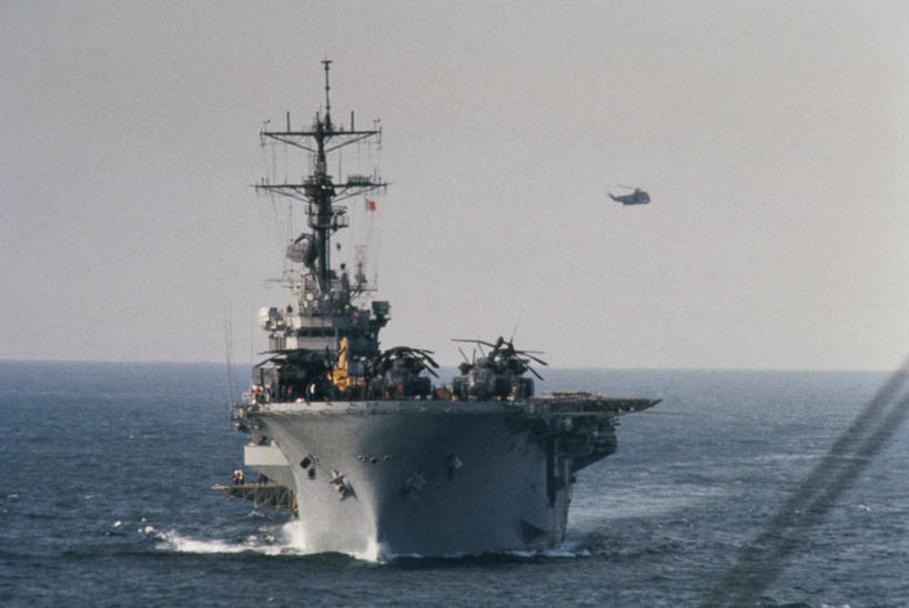 无人,横图,室外,白天,正面,沙滩,飞机,船,美国,阴影,波纹,飞溅,溅,光线,沙子,液体,影子,海岸,水滴,水平线,辽阔,海平线,沙地,航空,水珠,蓝色,蓝天,水纹,天空,阳光,船尾波,交通工具,波浪,天,广阔,军舰,晴朗,一望无际,甲板,直升机,直升飞机,北美,北美洲,喷洒,载具,航母,美洲,海军,战舰,航空母舰,美军,飞行甲板,军用战舰,战船,万里无云,北亚美利加洲,亚美利加洲,空母,载机巡洋舰,无边无际,一马平川,海滩,晴空,晴空万里,彩图,水天相接,水天一线