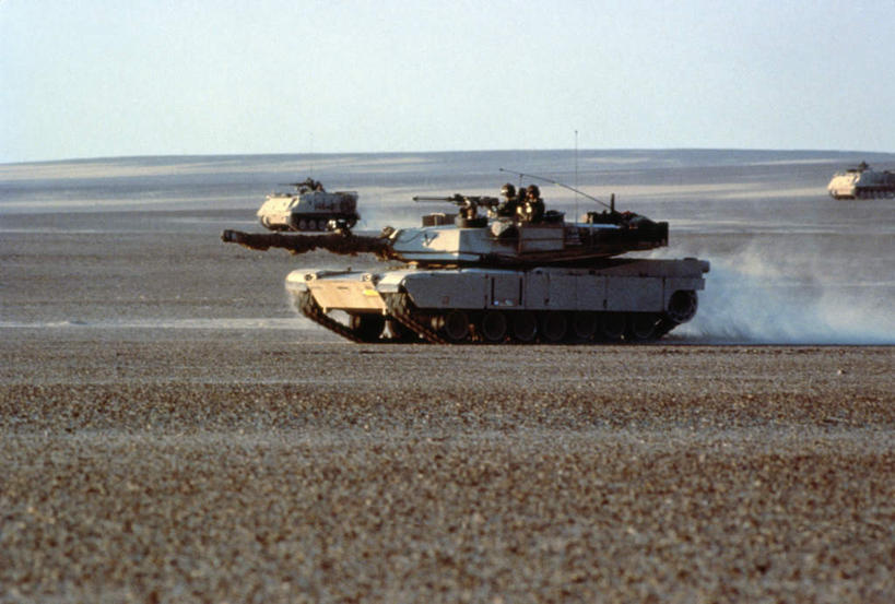 西方人,两个人,伙伴,朋友,站,横图,室外,白天,正面,制服,友谊,合作,团队,沙漠,欧洲,美国,欧洲人,士兵,阴影,光线,影子,地平线,辽阔,地面,注视,衣服,蓝色,蓝天,天空,阳光,天,观察,看,站着,广阔,武器,战略,晴朗,观看,军人,一望无际,察看,北美,军装,北美洲,关注,延伸,美洲,军服,装甲车,坦克,陆军,美军,履带车,艾布拉姆坦克,M1坦克,M1艾布拉姆坦克,万里无云,天地相交,北亚美利加洲,亚美利加洲,联合,合谋,兵士,无边无际,一马平川,配合,协作,男人,男性,中年男性,白种人,大漠,砂漠,晴空,晴空万里,站立,彩图,全身,M113式装甲输送车