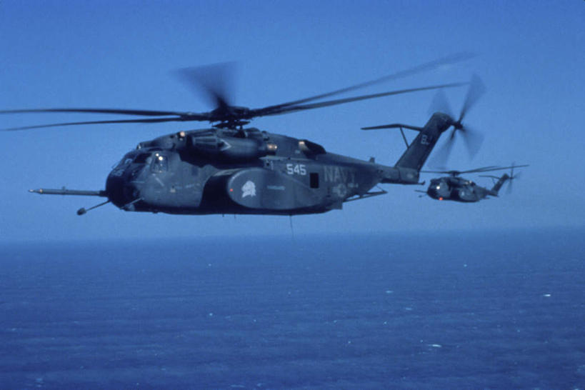 无人,横图,室外,白天,正面,机器,海浪,海洋,美国,飞翔,阴影,飞行,光线,影子,浪花,水平线,辽阔,海平线,翱翔,飞,蓝色,蓝天,天空,阳光,海水,天,广阔,发动机,机械,运输,空军,晴朗,一望无际,直升机,北美,北美洲,美洲,海景,军用机,运输机,美军,军用战斗机,运输直升机,军用运输器,两架,万里无云,北亚美利加洲,亚美利加洲,无边无际,一马平川,飞机发动机,航空发动机,大海,风浪,海,海水的波动,近岸浪,涌浪,晴空,晴空万里,彩图,MH-53E海龙直升机,水天相接,水天一线