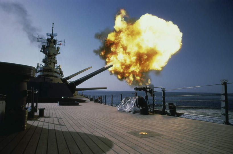 无人,横图,室外,白天,正面,热情,竞争,海浪,海洋,船,火,美国,对抗,阴影,冲突,光线,火焰,影子,浪花,水平线,辽阔,海平线,燃烧,破坏,蓝色,蓝天,天空,阳光,海水,天,广阔,炮,武器,战争,军舰,晴朗,一望无际,损坏,北美,北美洲,攻击,威胁,对立,矛盾,兵器,美洲,海军,防御,海景,战舰,战列舰,美军,军用战舰,战船,威斯康星号,威斯康星号战舰,万里无云,敌对,挫败,斗争,抗拒,抗衡,北亚美利加洲,亚美利加洲,杀伤,威慑,无边无际,一马平川,威斯康星号战列舰,危险,大海,风浪,海,海水的波动,近岸浪,涌浪,晴空,晴空万里,彩图,水天相接,水天一线